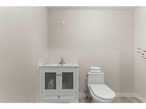 230 Hillcrest Square Sw, Airdrie, AB - Indoor Photo Showing Bathroom