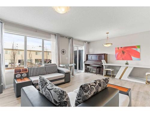 230 Hillcrest Square Sw, Airdrie, AB - Indoor Photo Showing Living Room