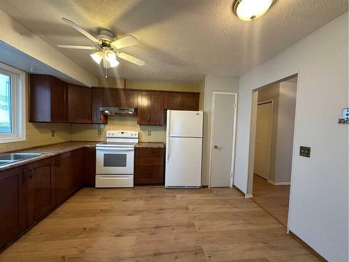 3833 Dover Ridge Drive Se, Calgary, AB - Indoor Photo Showing Kitchen