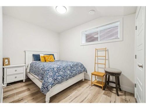 101 Mist Mountain Rise, Okotoks, AB - Indoor Photo Showing Bedroom