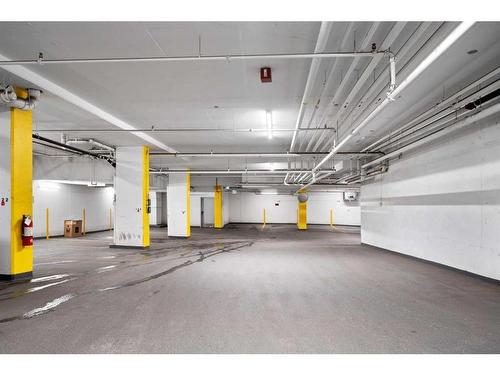 1008-624 8 Avenue Se, Calgary, AB - Indoor Photo Showing Garage