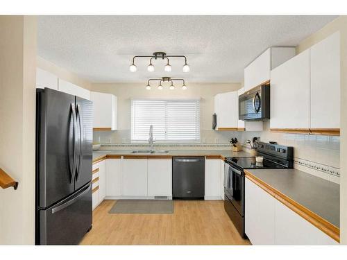 213 Harvest Gold Circle Ne, Calgary, AB - Indoor Photo Showing Kitchen