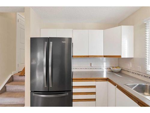 213 Harvest Gold Circle Ne, Calgary, AB - Indoor Photo Showing Kitchen