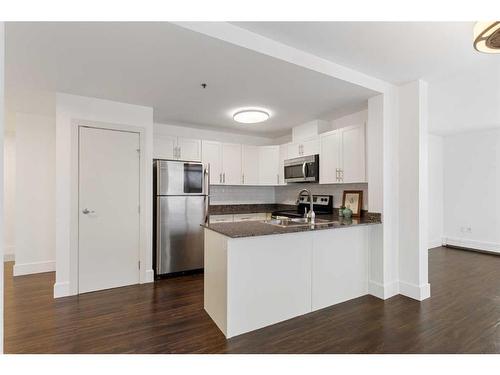 427-955 Mcpherson Road Ne, Calgary, AB - Indoor Photo Showing Kitchen With Double Sink