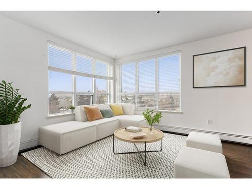 427-955 Mcpherson Road Ne, Calgary, AB - Indoor Photo Showing Living Room