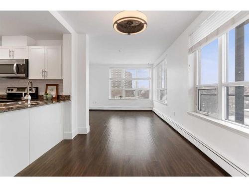 427-955 Mcpherson Road Ne, Calgary, AB - Indoor Photo Showing Kitchen With Double Sink