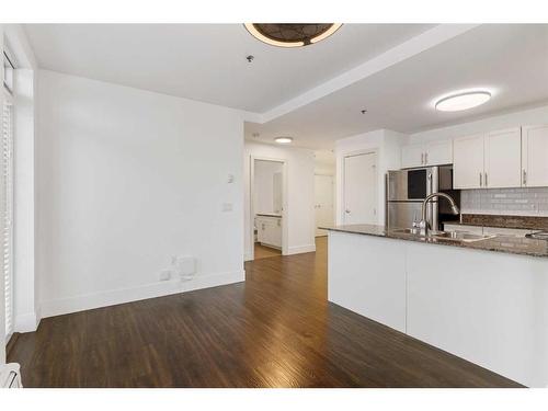 427-955 Mcpherson Road Ne, Calgary, AB - Indoor Photo Showing Kitchen