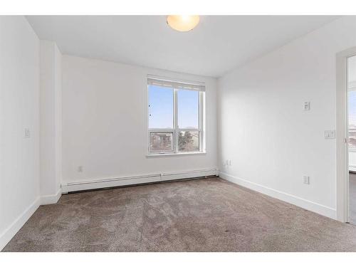 427-955 Mcpherson Road Ne, Calgary, AB - Indoor Photo Showing Other Room