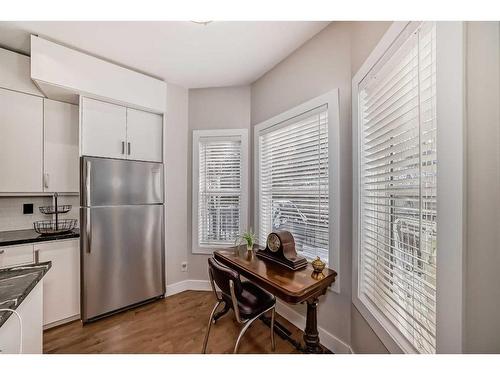 2413 Sorrel Mews Sw, Calgary, AB - Indoor Photo Showing Kitchen