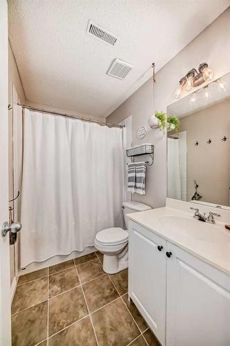 2413 Sorrel Mews Sw, Calgary, AB - Indoor Photo Showing Bathroom