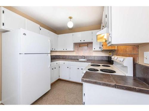 4-100 Pennsylvania Road Se, Calgary, AB - Indoor Photo Showing Kitchen