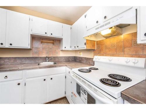 4-100 Pennsylvania Road Se, Calgary, AB - Indoor Photo Showing Kitchen