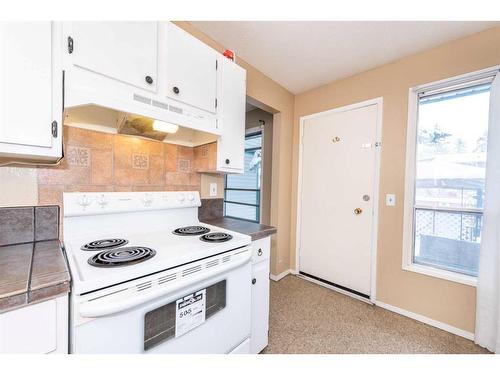 4-100 Pennsylvania Road Se, Calgary, AB - Indoor Photo Showing Kitchen