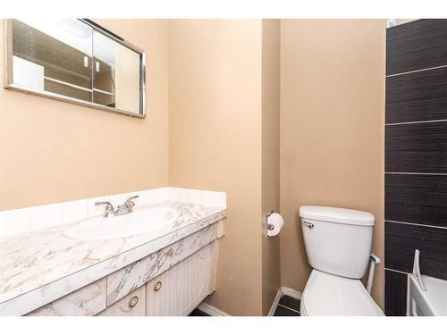 4-100 Pennsylvania Road Se, Calgary, AB - Indoor Photo Showing Bathroom