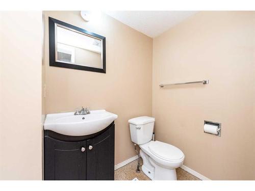 4-100 Pennsylvania Road Se, Calgary, AB - Indoor Photo Showing Bathroom