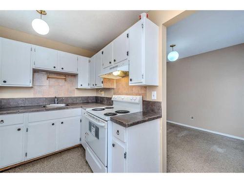 4-100 Pennsylvania Road Se, Calgary, AB - Indoor Photo Showing Kitchen