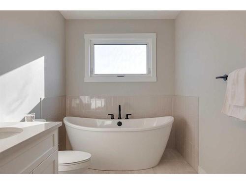 20 Rowley Terrace Nw, Calgary, AB - Indoor Photo Showing Bathroom