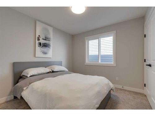 20 Rowley Terrace Nw, Calgary, AB - Indoor Photo Showing Bedroom