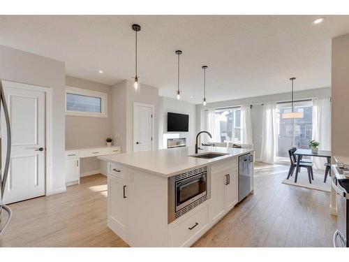 20 Rowley Terrace Nw, Calgary, AB - Indoor Photo Showing Kitchen With Upgraded Kitchen