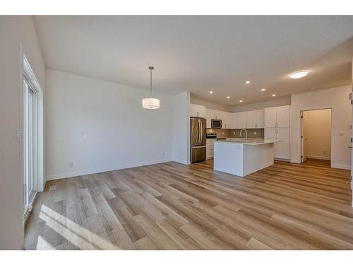 325 Baneberry Way Sw, Airdrie, AB - Indoor Photo Showing Kitchen