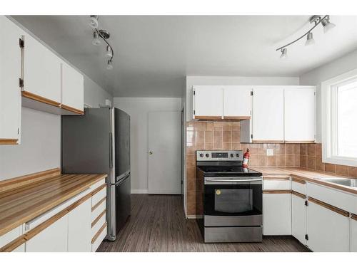 6119 Penedo Way Se, Calgary, AB - Indoor Photo Showing Kitchen