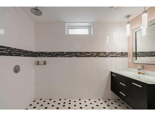 6119 Penedo Way Se, Calgary, AB - Indoor Photo Showing Bathroom