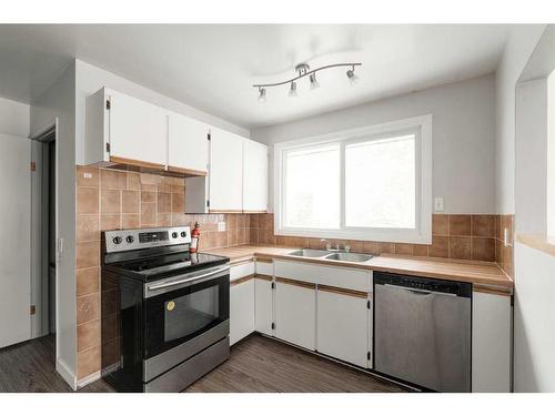 6119 Penedo Way Se, Calgary, AB - Indoor Photo Showing Kitchen With Double Sink