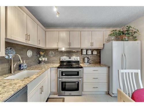 144 Castlebrook Rise Ne, Calgary, AB - Indoor Photo Showing Kitchen