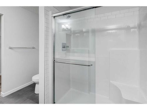 3203-33 Carringham Gate Nw, Calgary, AB - Indoor Photo Showing Bathroom