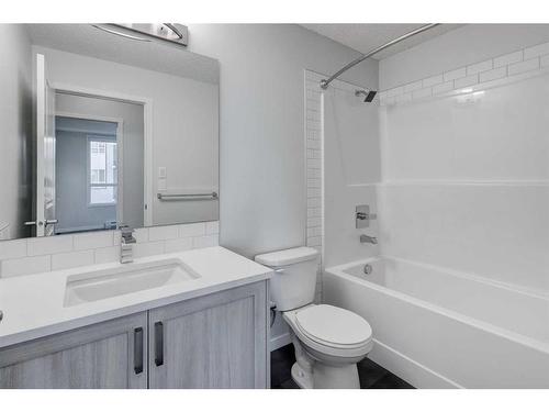 3203-33 Carringham Gate Nw, Calgary, AB - Indoor Photo Showing Bathroom