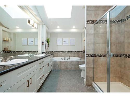 2040 48 Avenue Sw, Calgary, AB - Indoor Photo Showing Bathroom