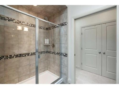 2040 48 Avenue Sw, Calgary, AB - Indoor Photo Showing Bathroom