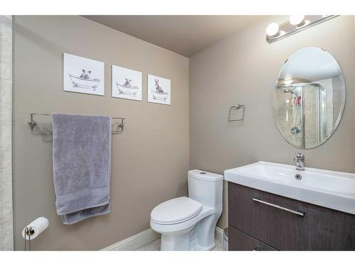 2040 48 Avenue Sw, Calgary, AB - Indoor Photo Showing Bathroom