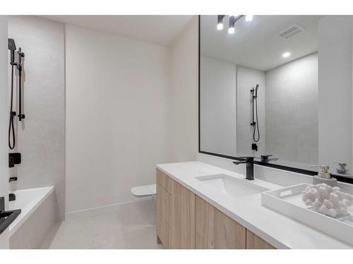 120 13 Street Ne, Calgary, AB - Indoor Photo Showing Bathroom