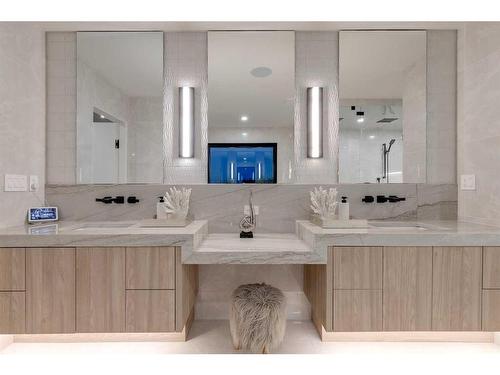 120 13 Street Ne, Calgary, AB - Indoor Photo Showing Bathroom