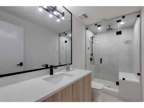 120 13 Street Ne, Calgary, AB - Indoor Photo Showing Bathroom