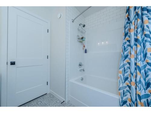 596 Chinook Gate Square, Airdrie, AB - Indoor Photo Showing Bathroom