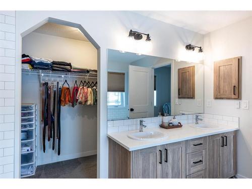 596 Chinook Gate Square, Airdrie, AB - Indoor Photo Showing Bathroom