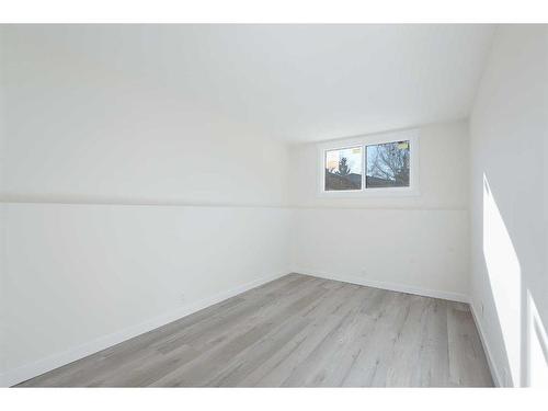 5137 17 Avenue Nw, Calgary, AB - Indoor Photo Showing Other Room