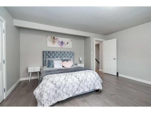 523 42 Avenue Nw, Calgary, AB - Indoor Photo Showing Bedroom