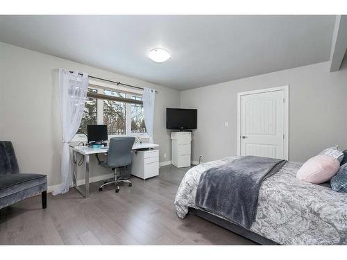 523 42 Avenue Nw, Calgary, AB - Indoor Photo Showing Bedroom