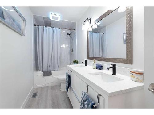 523 42 Avenue Nw, Calgary, AB - Indoor Photo Showing Bathroom