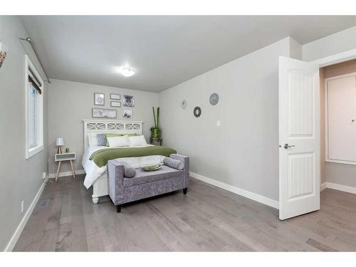 523 42 Avenue Nw, Calgary, AB - Indoor Photo Showing Bedroom