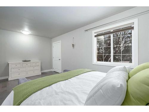 523 42 Avenue Nw, Calgary, AB - Indoor Photo Showing Bedroom