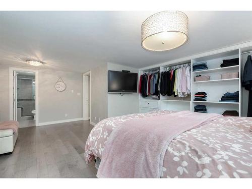 523 42 Avenue Nw, Calgary, AB - Indoor Photo Showing Bedroom