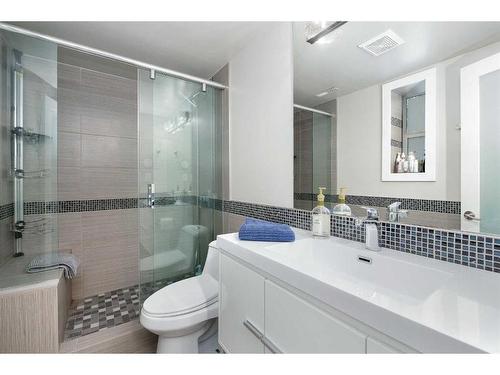 523 42 Avenue Nw, Calgary, AB - Indoor Photo Showing Bathroom