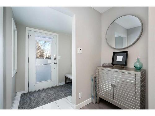 523 42 Avenue Nw, Calgary, AB - Indoor