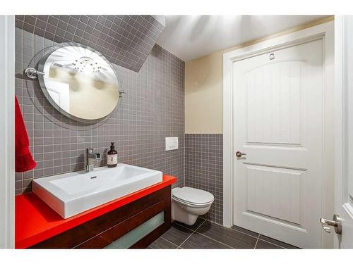 523 42 Avenue Nw, Calgary, AB - Indoor Photo Showing Bathroom