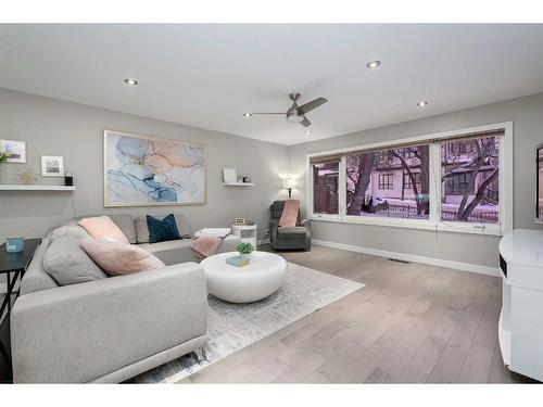 523 42 Avenue Nw, Calgary, AB - Indoor Photo Showing Living Room