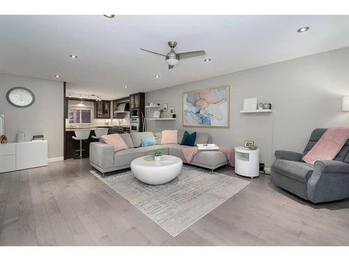 523 42 Avenue Nw, Calgary, AB - Indoor Photo Showing Living Room